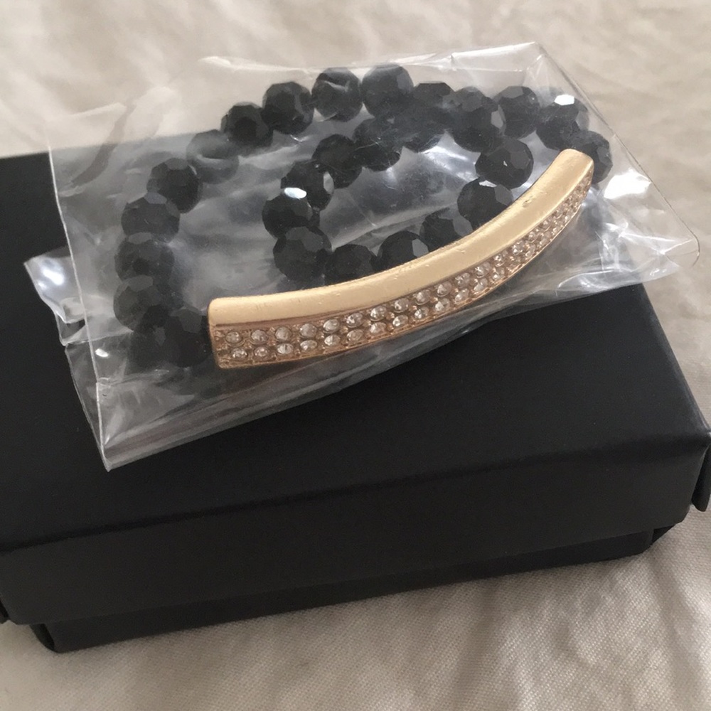 ✨Avon stretch bead bracelet New and never opened✨
